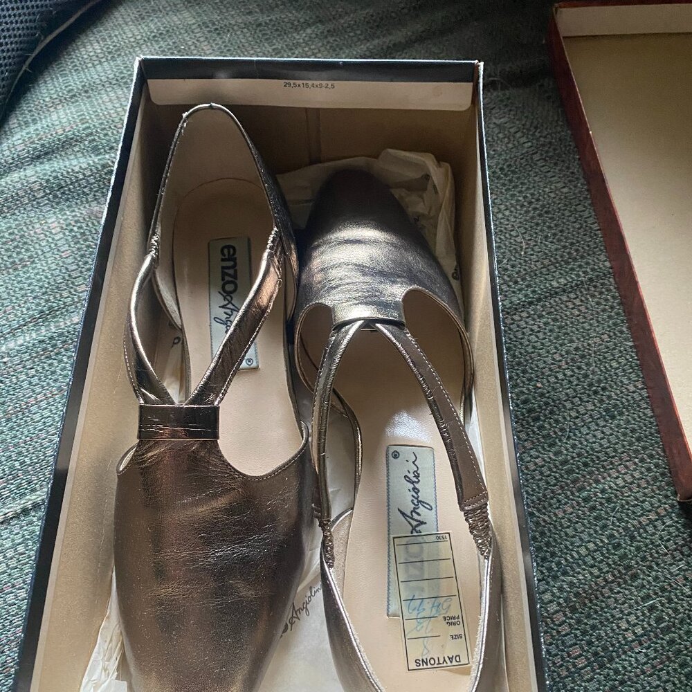 pair of womens Enzo Angiolini shoes gold in color size 8m